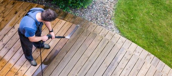 Holzterrasse regelmäßig reinigen