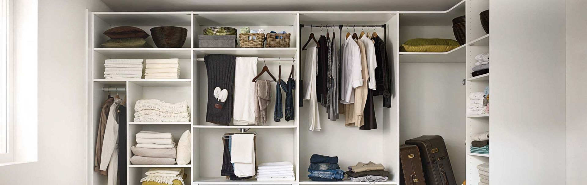 Schranksysteme für jeden Raum. Ob Schlafzimmer, Ankleideraum, Dachschräge oder Eingangsbereich.